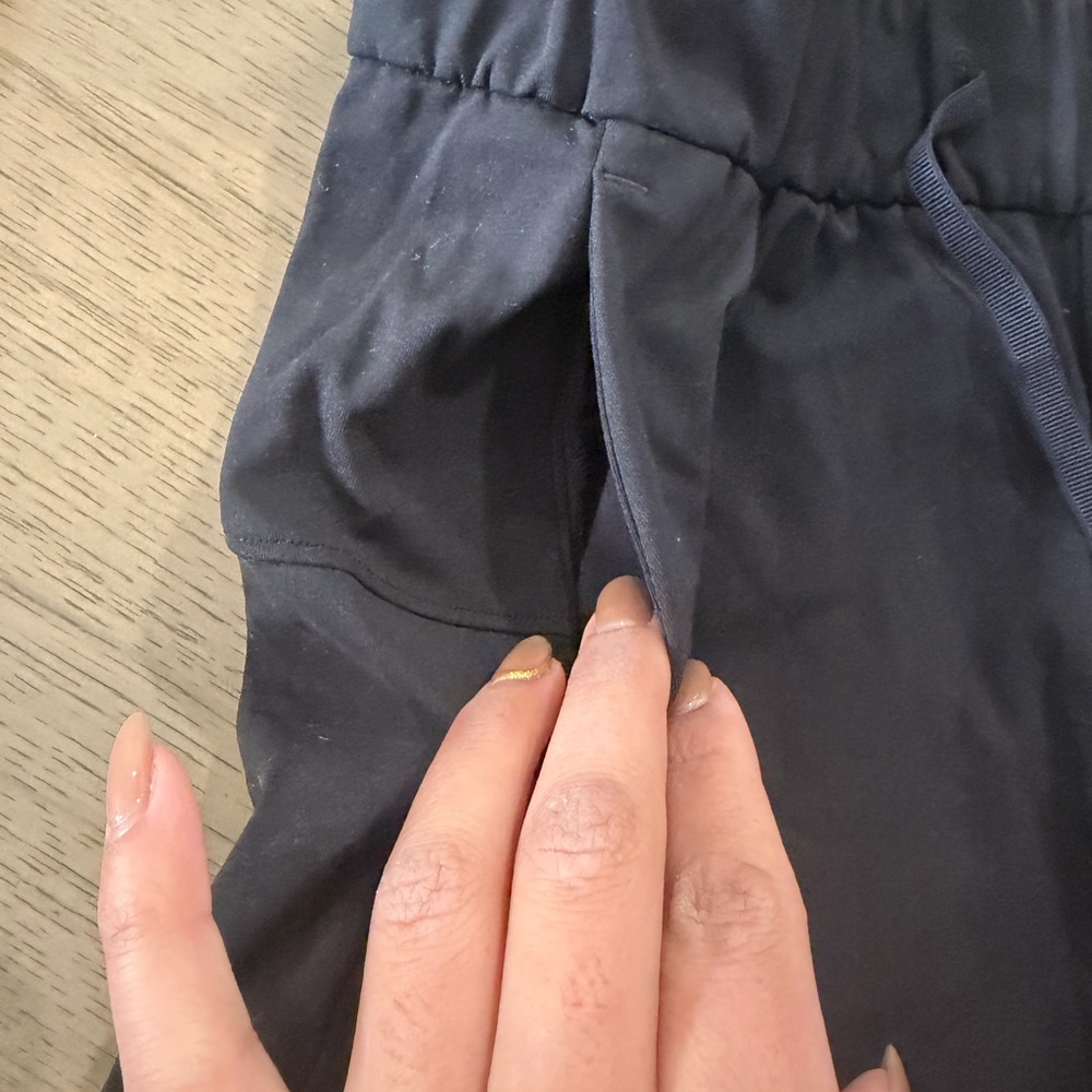 Lululemon Shorts Size 4 - Picture 3 of 10